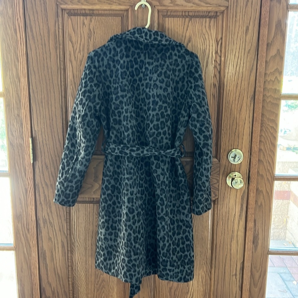 Grey leopard coat. - Picture 3 of 4